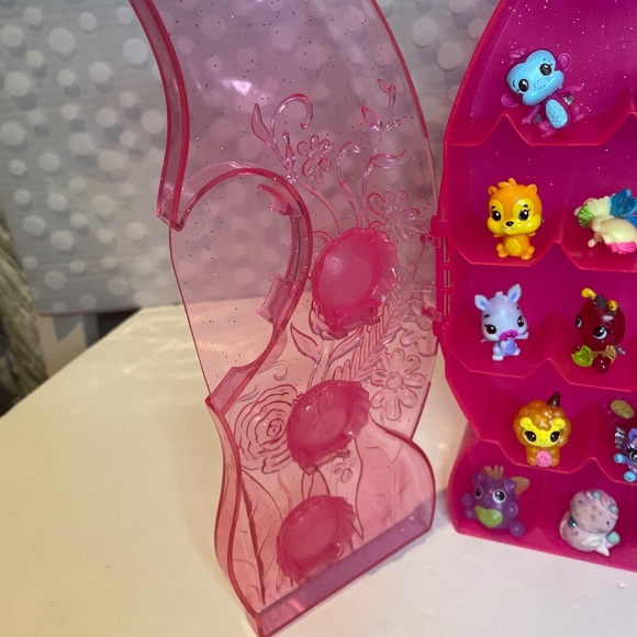 Hatchimals CollEGGtibles Collector's Case - Picture 8 of 13